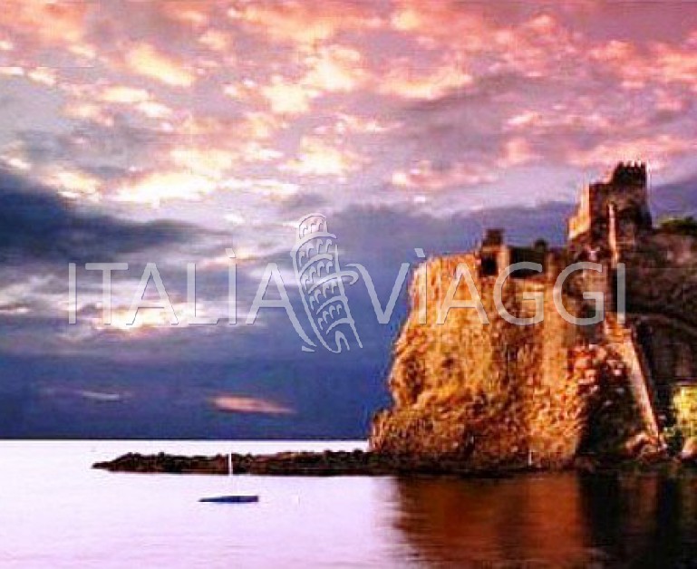 Свадьбы в Италии, Ачи-Кастелло, Церемонии в замке на скале, с Italia Viaggi