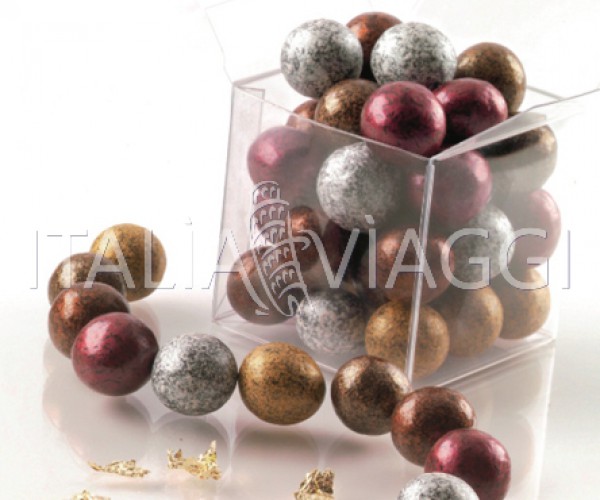 золотые/серебряные/бронзовые жемчужины с шоколадом и лесным орехом внутри в асс. - от 38 Евро/кг