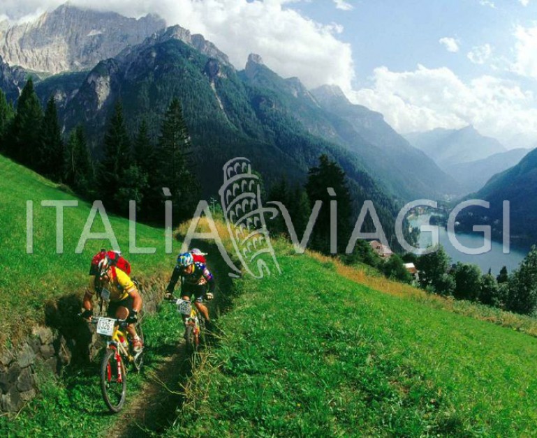 На горных велосипедах. Aosta Valley, Aosta, регион Aosta Valley