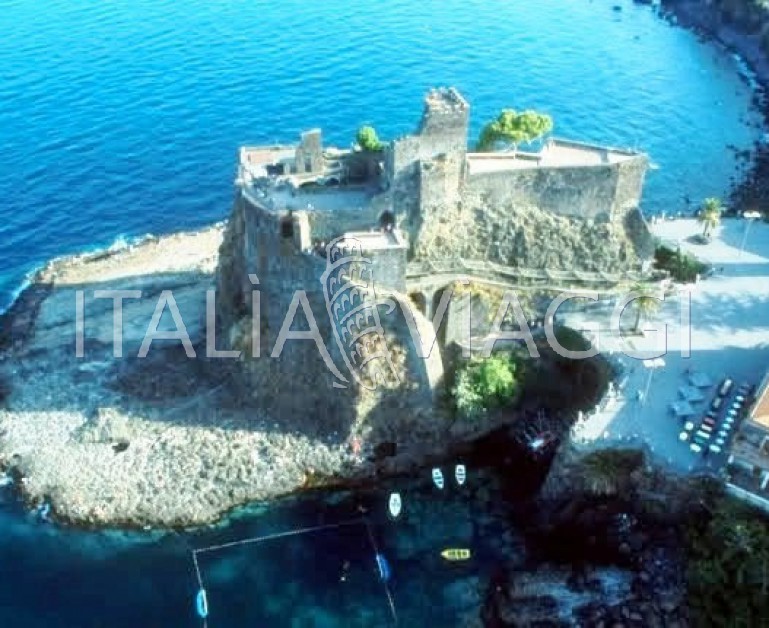 Свадьбы в Италии, Ачи-Кастелло, Церемонии в замке на скале, с Italia Viaggi