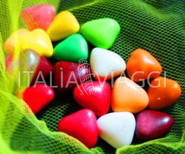 В форме сердечек (любого цвета) с шоколадом внутри в ассортименте - от 25 Евро/кг